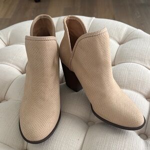Lucky Brand Women's Nude Textured Slip-On Heeled Booties